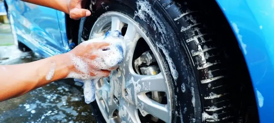 Araba Lastiği Nasıl Parlatılır?